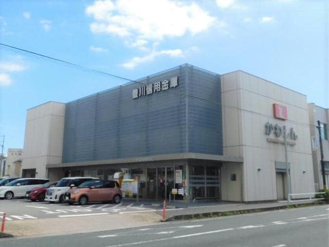 豊川信用金庫国府支店(銀行)まで371m コンフォース流霞Ⅱ