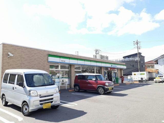 ファミリーマート西尾中畑店(コンビニ)まで197m 名鉄バス(西尾市)/田貫 徒歩1分 3階 築26年