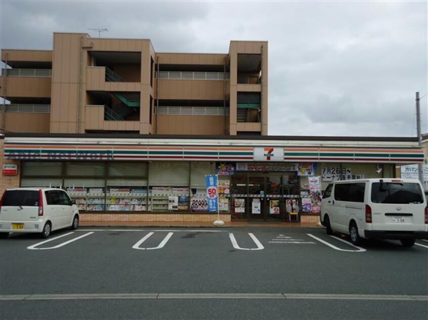 セブンイレブン西尾楠村町店(コンビニ)まで257m 名鉄バス(西尾市)/港前 徒歩7分 4階 築20年