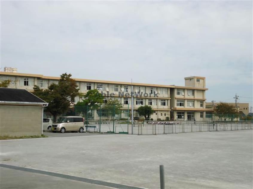 西尾市立平坂中学校(中学校/中等教育学校)まで1049m 名鉄バス(西尾市)/港前 徒歩7分 4階 築22年
