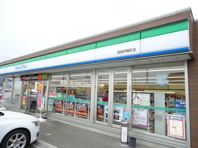 ファミリーマート西尾伊藤町店(コンビニ)まで432m 名鉄西尾線/桜町前駅 徒歩18分 2階 築21年