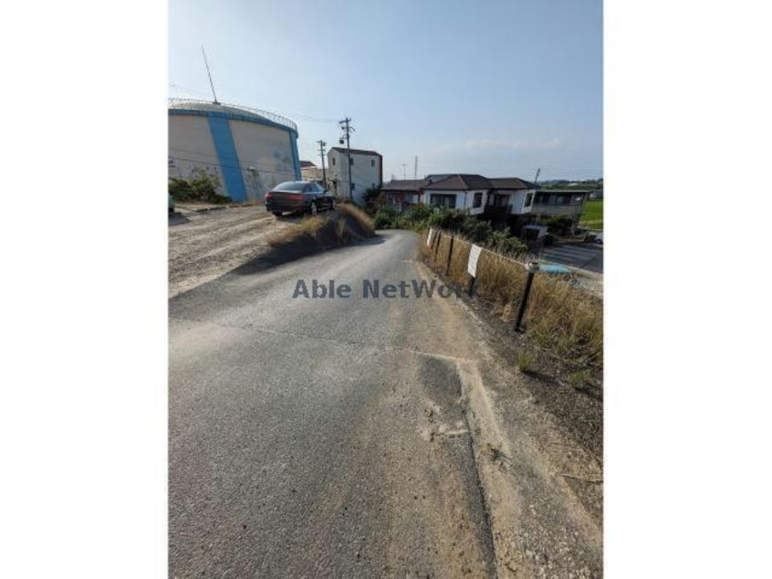 敷地内駐車場への進入路 名鉄三河線/新川町駅 徒歩35分 1階 築33年