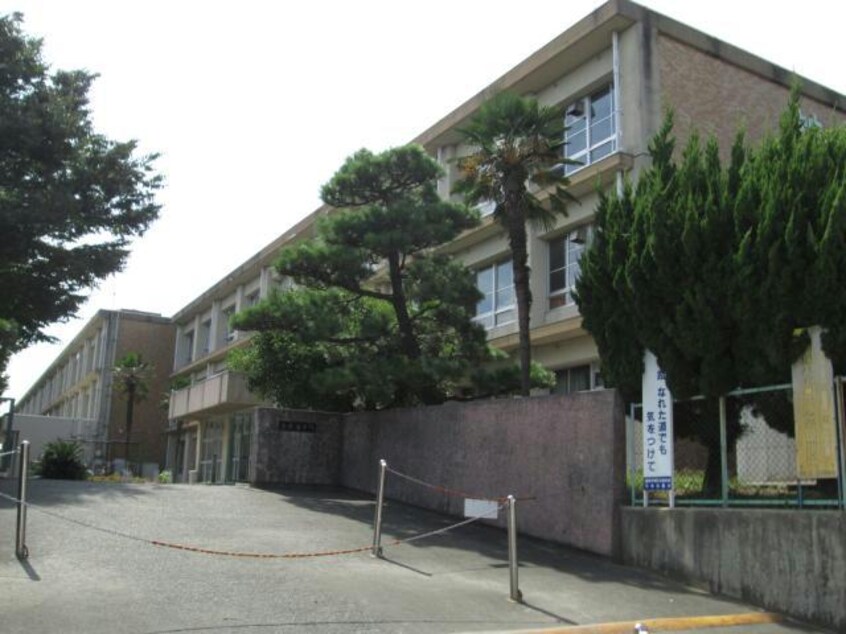 西尾市立鶴城小学校(小学校)まで1389m 名鉄西尾線/桜町前駅 徒歩10分 1-2階 築27年