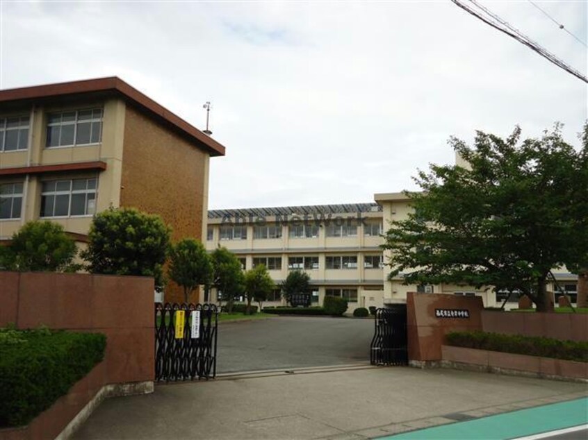 西尾市立寺津中学校(中学校/中等教育学校)まで680m 名鉄バス(西尾市)/徳永東 徒歩1分 1階 築18年