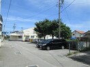 西尾市立一色中部保育園(幼稚園/保育園)まで666m 名鉄バス（幡豆郡）/赤羽根口 徒歩8分 1-2階 築17年