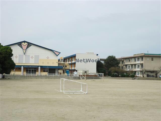 西尾市立平坂小学校(小学校)まで682m 名鉄西尾線/西尾駅 徒歩35分 1-2階 築16年