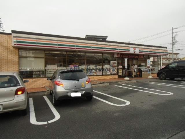 セブンイレブン西尾桜町店(コンビニ)まで299m 名鉄西尾線/桜町前駅 徒歩13分 1階 築32年