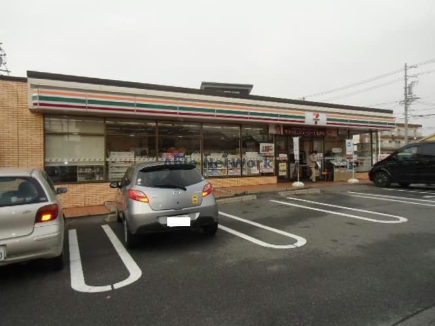 セブンイレブン西尾桜町店(コンビニ)まで299m 名鉄西尾線/桜町前駅 徒歩13分 1階 築32年