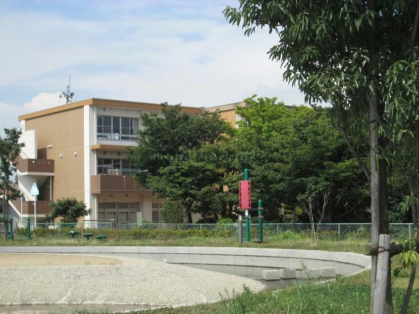 西尾市立鶴城小学校(小学校)まで273m 名鉄西尾線/桜町前駅 徒歩13分 1階 築32年