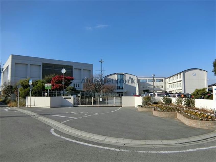 西尾市立鶴城中学校(中学校/中等教育学校)まで679m 名鉄西尾線/桜町前駅 徒歩13分 1階 築32年