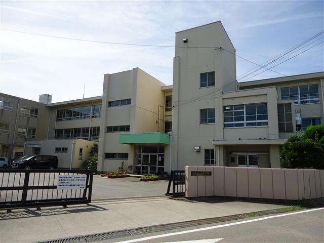 西尾市立矢田小学校(小学校)まで1015m 名鉄バス(西尾市)/新在家 徒歩1分 3階 築16年