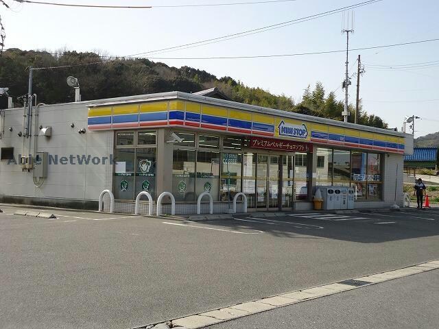 ミニストップ幸田深溝店(コンビニ)まで321m 東海道本線/三ケ根駅 徒歩18分 2階 築14年