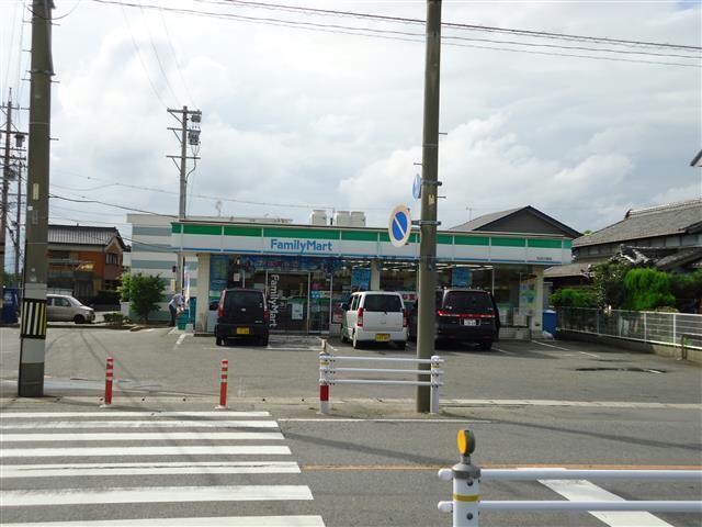 ファミリーマート矢田小南店(コンビニ)まで471m 名鉄バス(西尾市)/矢田小学校前 徒歩7分 2階 築9年