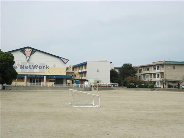 西尾市立平坂小学校(小学校)まで835m 名鉄西尾線/西尾駅 バス20分平坂北町下車:停歩5分 1階 築10年