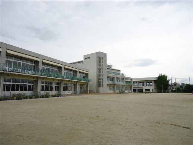 碧南市立西端小学校(小学校)まで1367m 名鉄三河線/北新川駅 徒歩21分 2階 築9年