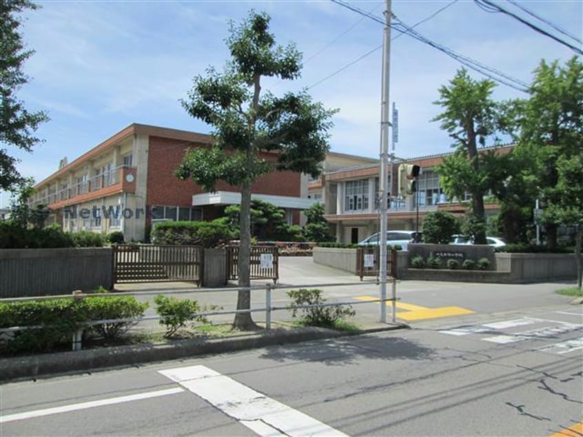 西尾市立一色中部小学校(小学校)まで1074m VILLAGE芙蓉