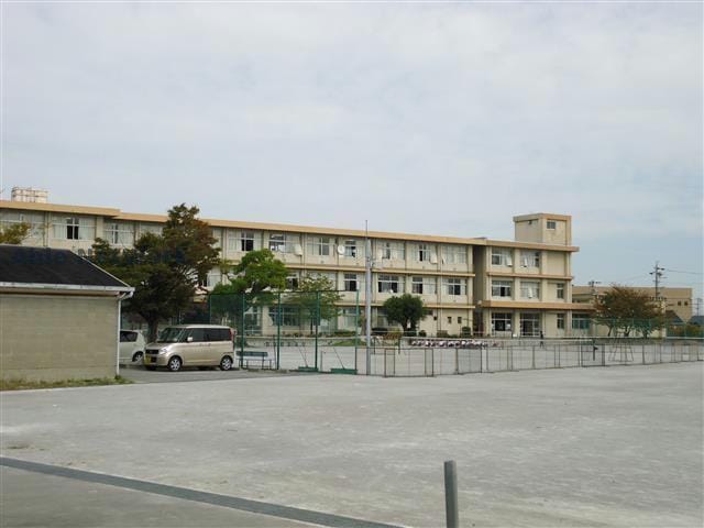 西尾市立平坂中学校(中学校/中等教育学校)まで1853m 名鉄バス(西尾市)/田貫 徒歩7分 1階 建築中
