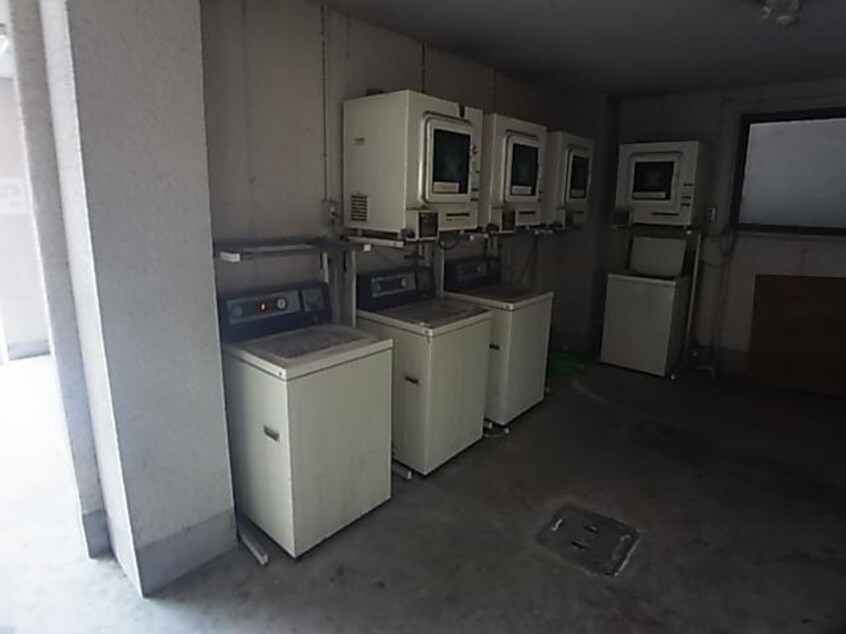 コインランドリー 大和路線・関西本線/奈良駅 バス6分北神殿下車:停歩2分 1階 築31年
