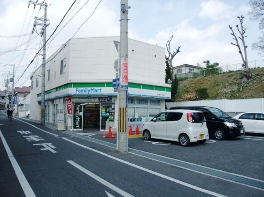 ファミリーマート吹田垂水一丁目店(コンビニ)まで60m※ファミリーマート吹田垂水一丁目店 アリビオ千里豊津