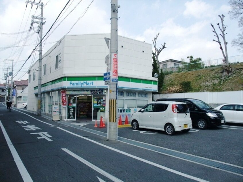 ファミリーマート吹田上山手町店(コンビニ)まで164m※ファミリーマート吹田上山手町店 ロイヤルプラザ千里