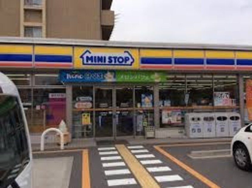 ミニストップ吹田南金田店(コンビニ)まで475m※ミニストップ吹田南金田店 Friend Esakahigashi