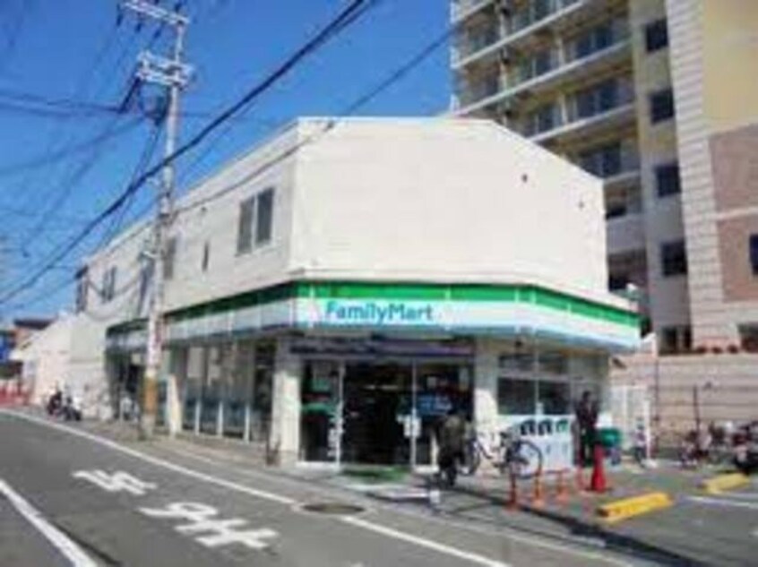 ファミリーマート吹田垂水町一丁目店(コンビニ)まで246m※ファミリーマート吹田垂水町一丁目店 足立ビル