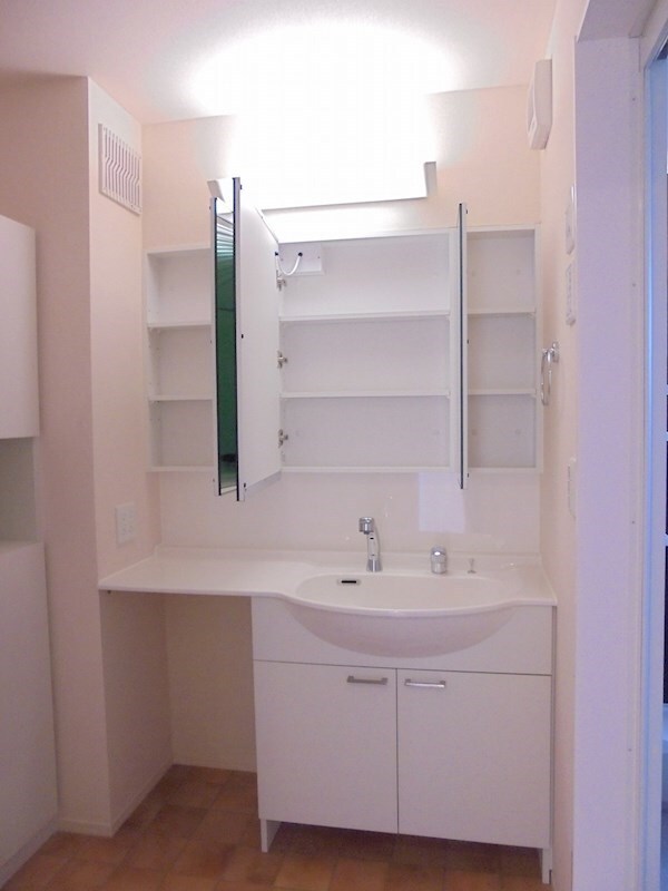 ※写真は別号室（反転）です。ご参考下さい。 エレンシア風間B