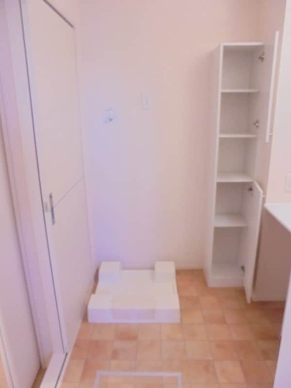 洗濯機置き場　　　※写真は別号室（反転）です。ご参考下さい。 エレンシア風間B