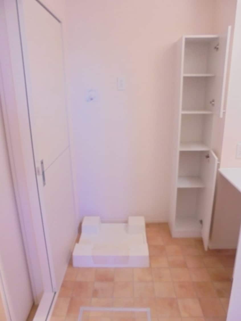 洗濯機置き場　　　※写真は別号室（反転）です。ご参考下さい。 エレンシア風間B