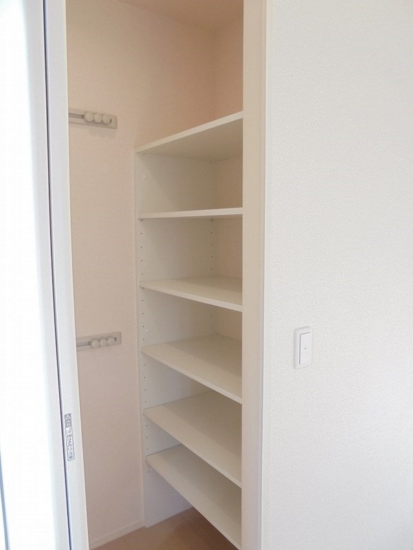 ※写真は別号室（反転）です。ご参考下さい。 エレンシア風間B