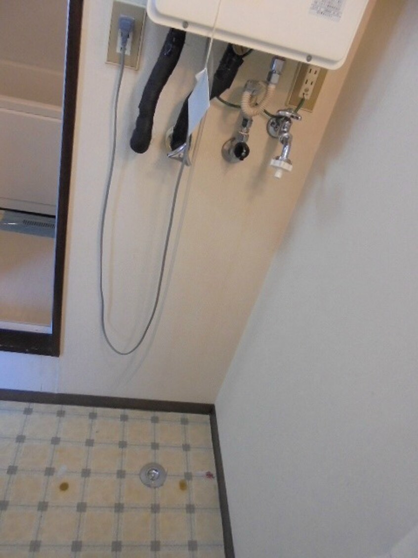 洗濯機置き場画像は１０１号室です（参考 アトゥレくらいしＳ