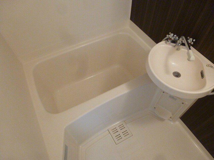 写真は202号室です（参考） カーサ・クリタ