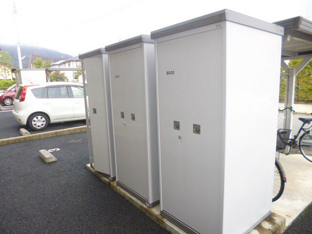 各戸専用物置あり画像は201号室です（参考） アザレアコートＢ棟