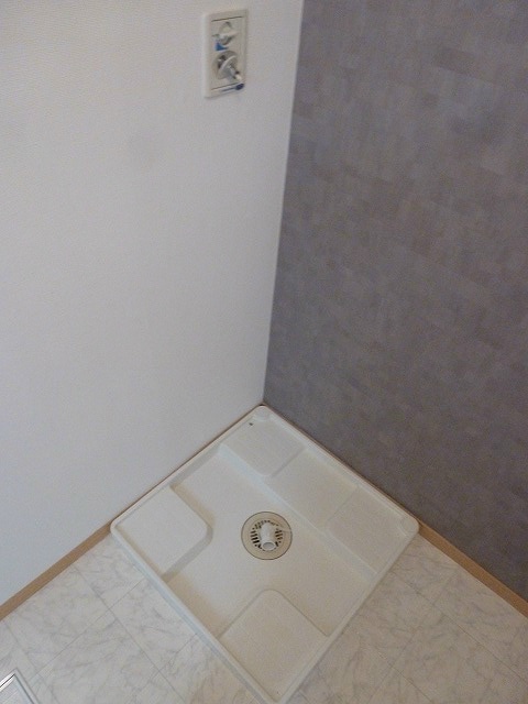 洗濯機置き場　写真は205号室です。 Liberty Court