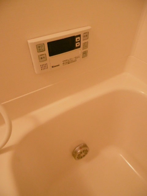 追い焚き機能付きバス　　　※写真は別号室（反転）です。ご参考 ジューエル