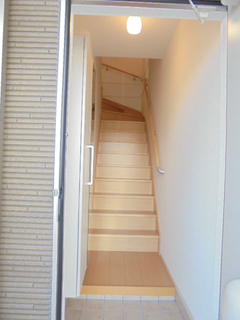 写真は201号室です。（参考） リリーハイツ富竹C