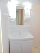 写真は201号室です。（参考） リリーハイツ富竹C