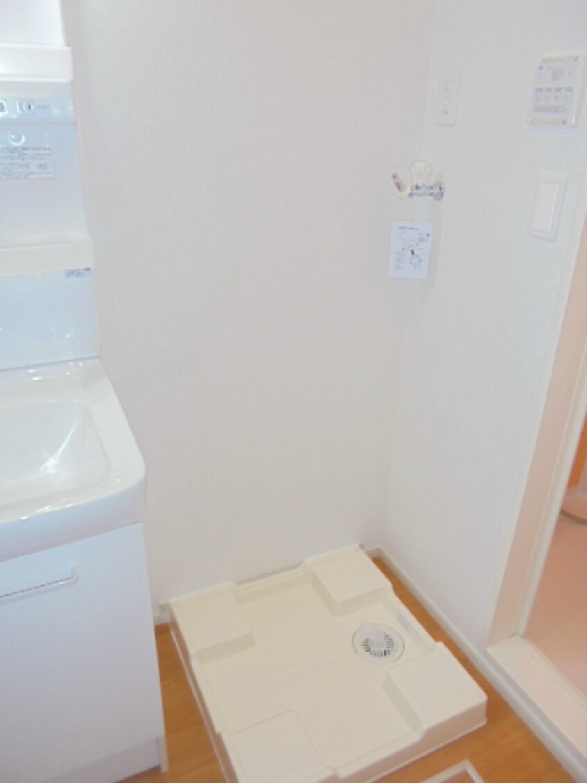 写真は201号室です。（参考） リリーハイツ富竹C