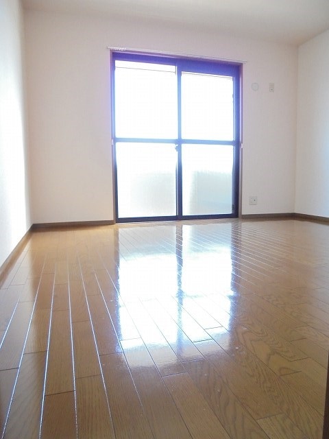 写真は303号室です（参考） ハイカムール・城