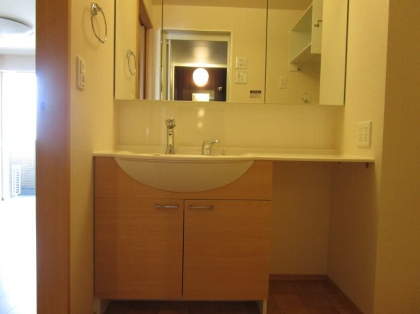 写真は201号室です（参考） フローラ稲葉