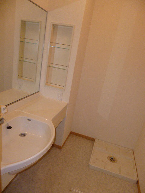 シャワー付き洗面台＆洗濯機置場 写真は105号室です（参考） ベル・クレール吉田