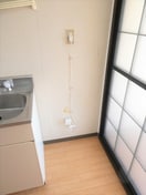 写真は202号室です。（参考） シャンブル花岡