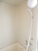 写真は202号室です。（参考） シャンブル花岡