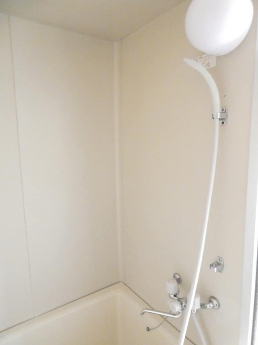 写真は202号室です。（参考） シャンブル花岡