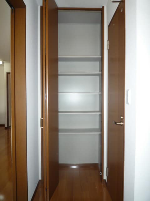 玄関収納　　　※写真は101号室です（反転） クレドール三輪Ｗ棟