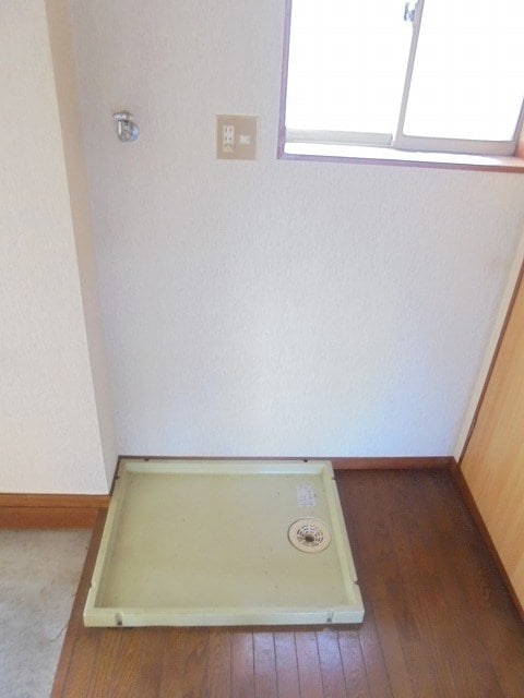 洗濯機置き場。写真は103号室です。（参考） クオリティハウス若宮Ａ棟