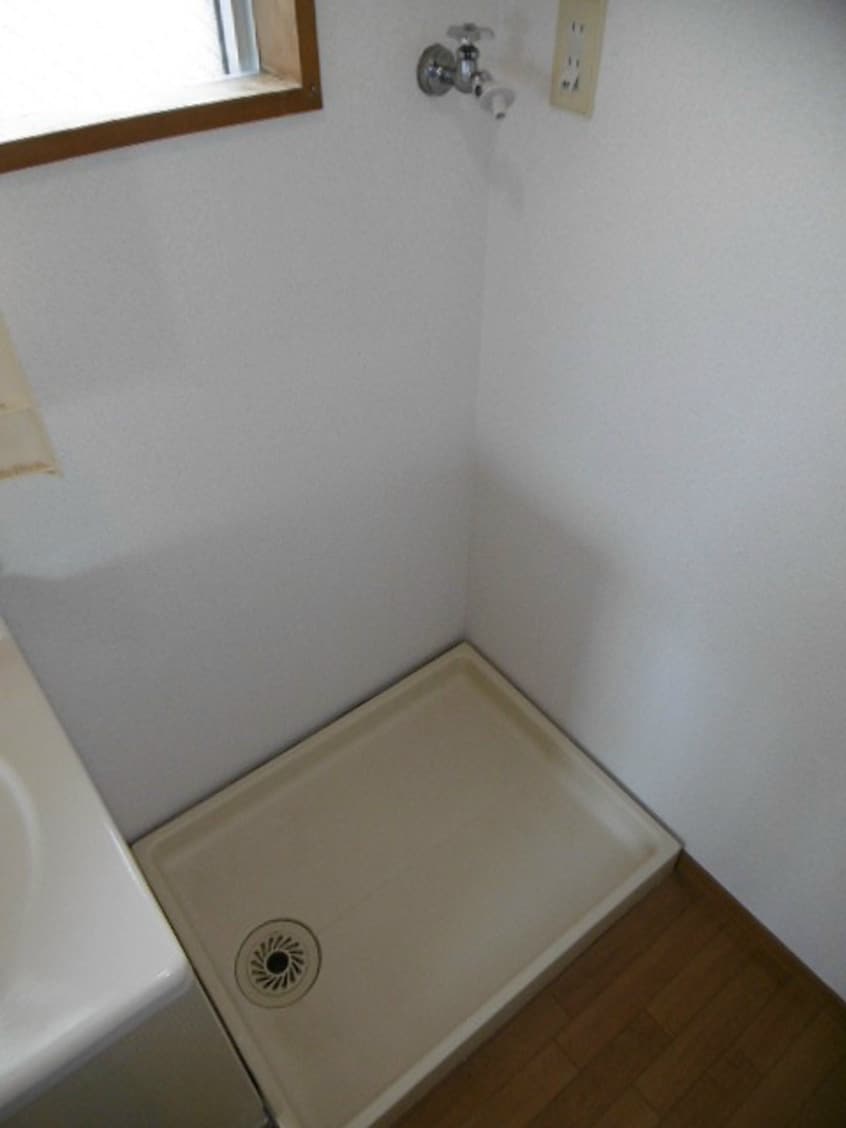 洗濯機置場　　　※写真は304号室です。ご参考下さい。 ホワイトハイツ西館