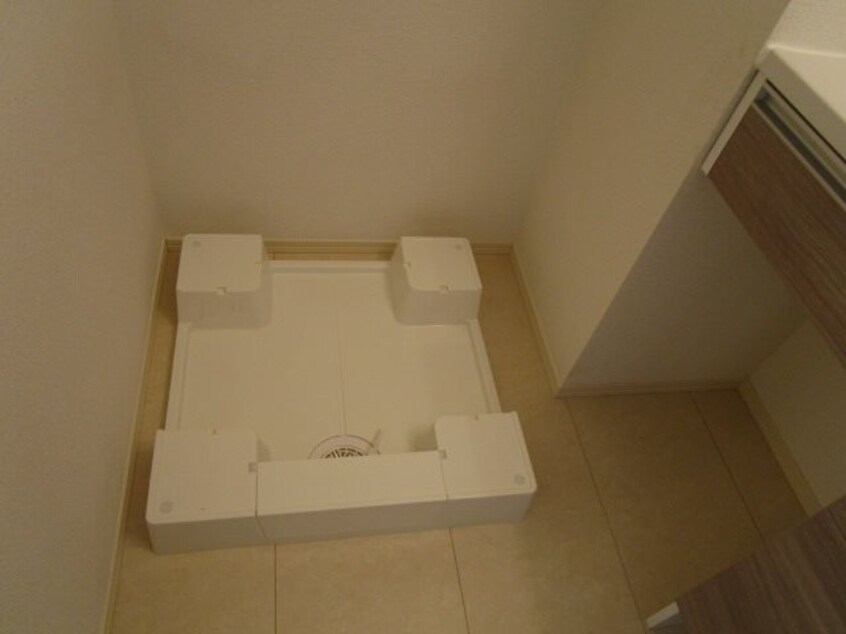 洗濯機置き場※写真は別部屋のものです。（参考） ブライト・フルール