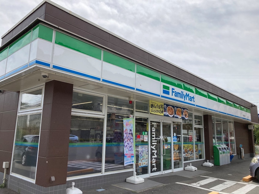 ﾌｧﾐﾘｰﾏｰﾄ 岡谷成田町店(コンビニ)まで217m いずみ荘