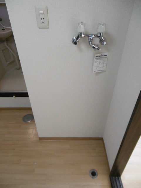 洗濯機置き場。写真は203号室です。 プルミエール桐原Ｄ
